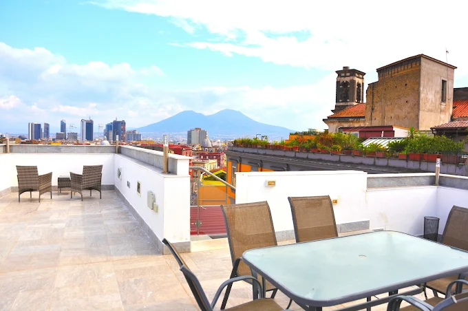 Locazione turistica con vista sul Vesuvio a Napoli via Duomo